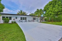 Huge Cove Home w Tiki and Spa+ Bikes, Minutes to Ocean - 3성급