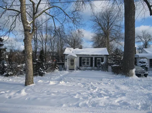 Luxury 1835 Cottage. Right in Historic Centre Near Shaw Theatre. Private Parking