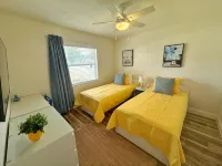 NEW Amazing Sunshine-Up 6 Guests-Private Backyard - 3-Star