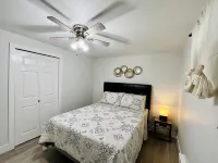 Beautifully Renovated 5-Bedroom Ranch Home in Prime Aurora Neighborhood - บังกะโล