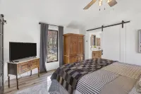 Octagon of the Ozark's. 10 minutes from Springfield! Remote feel, yet close. - 4-Star