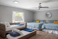 Sleeps 20 w Heated Pool & Billiards by Dal Airport - สระว่ายน้ำส่วนตัว