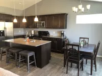 Beautiful retreat for multi-family fun - 1 mile from Lost Island Amusement Park! - Homestays