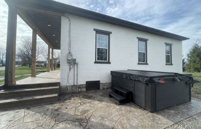 Newly renovated 1800’s one room schoolhouse with modern comforts and a hot tub!