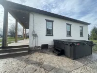 Newly renovated 1800’s one room schoolhouse with modern comforts and a hot tub! Hotels in Rapho Township