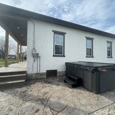 Newly renovated 1800’s one room schoolhouse with modern comforts and a hot tub!