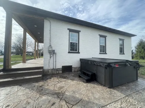 Newly renovated 1800’s one room schoolhouse with modern comforts and a hot tub! - 4성급