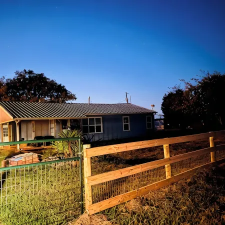 Charming 3-bedroom house in delightful Wolfe City with AC, WiFi