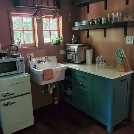 Private Romantic Bungalow for Artists & Writers, 7 Mins to Downtown Richmond,