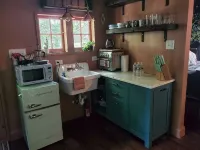 Private Romantic Bungalow for Artists & Writers, 7 Mins to Downtown Richmond, - บังกะโล
