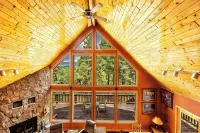 Spacious Mountain Cabin with Views, Deck, Second Living Area, New Hot Tub - 4성급
