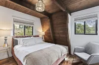 Hilltop 3-bedroom Retreat with Lake Views, AC, EV Charger at Lake Gregory - 3-Star