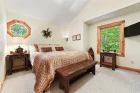 Logged & Loaded Cabin! 9Min to WISP! Hot tub, fire pit! Pets! EV charger! - 4성급