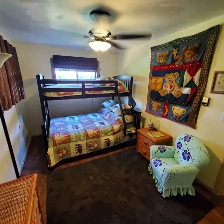 Mountain view cabin, fully remodeled, huge screen in porch with panoramic view.
