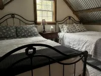 Roudy’s Retreat: Secluded Mountain Cabin with Hot Tub and Private Pond - Balcony