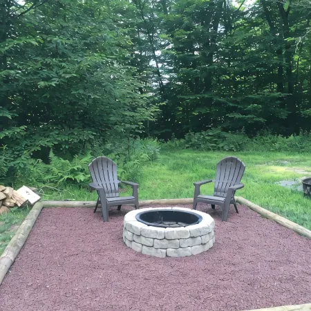 Maple Leaf Charming Log Cabin in the Woods Upgraded with Fiber Optic Internet