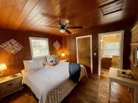 Cabin 2 - 1 Bedroom Cabin with Campbell Creek view in Pioneer Village - Hytter