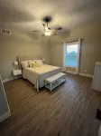 Modern farmhouse, secluded and convenient. 5 minutes from The ARK 2 min off exit - Wifi