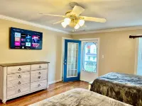Convenient Beach Home, Beach Access Across Street - balkon