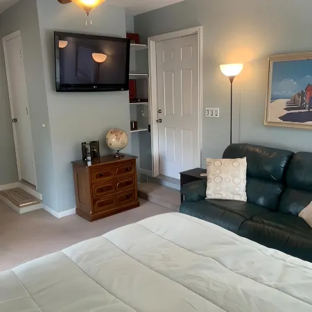 Beautiful 1BR Apt. Near Beach! Inc. Kit, Bath & LR