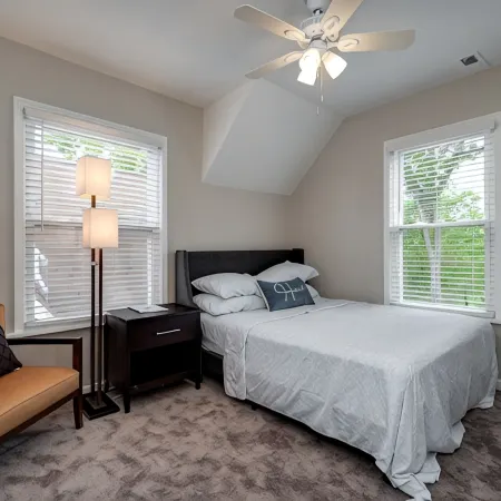 Beautiful Walnut Home 4bed/bathrooms with Private Parking โรงแรมในเดย์ตัน