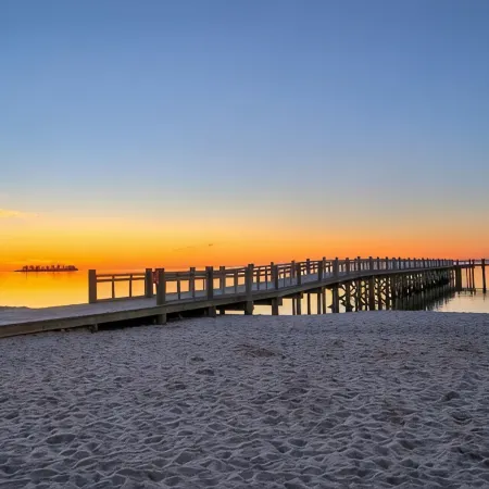 The Daydreamer - Walk To Walnut Beach, Restaurant + Shops