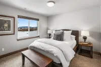 Luxury Accommodations on the Park  with Big Mountain Views - شرفة