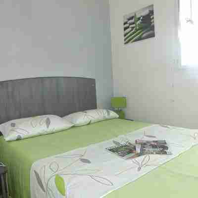 Villa T3, private terrace & parking. Wifi Fibre, Swimming pool, Shops, Beach 50m! Rooms