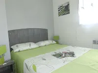 Villa T3, private terrace & parking. Wifi Fibre, Swimming pool, Shops, Beach 50m! - 2 tähden