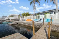 Oasis on the Gulf, screened pool, sunset, kayaks! - Homestays