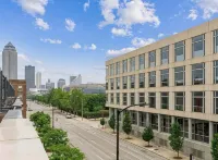 Luxury condo. 2 car garage, rooftop patio. Perfect for work or play! - balcony