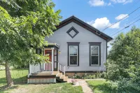 Adorable West Side Cottage with Onsite Laundry, Free Parking - 2 estrellas