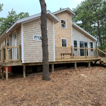 Cozy cottage 3/4 mile from Oak Bluffs harbor