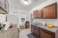 Rustic APT |Near Hosp| 25mins to ORD|MDW|DT|Free Parking&Wifi - Homestays