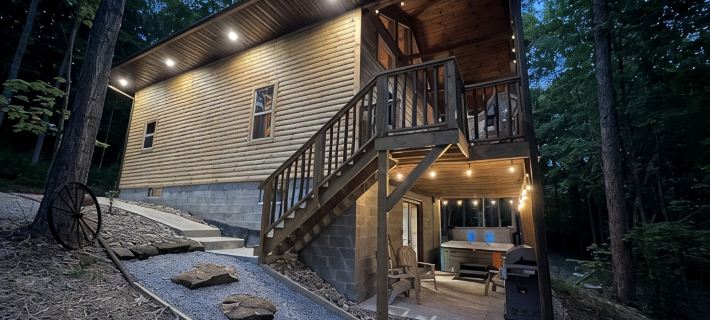 Secluded 3 bedroom Log Cabin Kid Friendly In Logan Ohio in Hocking Hills Hot Tub Hotels in Perry County
