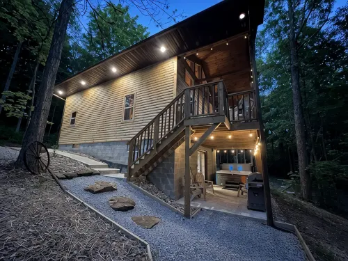 Secluded 3 bedroom Log Cabin Kid Friendly In Logan Ohio in Hocking Hills Hot Tub - Chalets