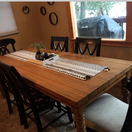 Awesome Fully Furnished Ski Chalet for 6 is Close to Slopes!