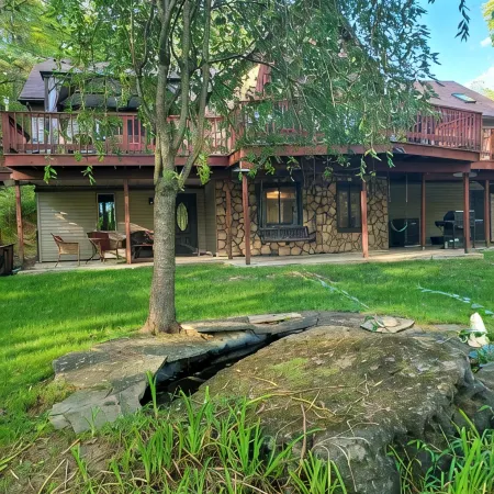 Large 3 Bedroom on Wooded Lot, Pool, Hot Tub Min to Pennstate