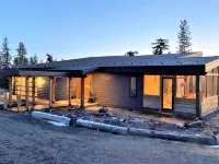 Modern Mountain View Getaway - 26 Acres - 4성급