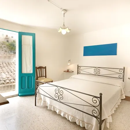 Rooftop house in the center, 2/4 guests, free illimited WIFI, free parking