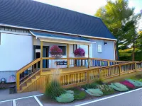 Lake Ontario Motel & Inn - parking