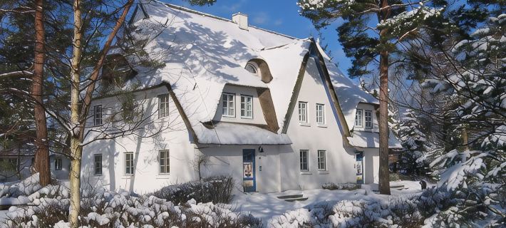 Holiday apartment on the beach in a traditional thatched-roofed house ツィングシュトのホテル