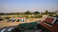 AmornSukhothai Hotel - parking