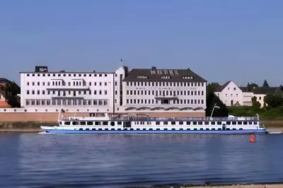 Hotel am Rhein فنادق في Widdig