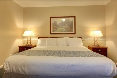 Alpine Inn & Suites Rockford Hotel dekat Rockford Plaza Shopping Center