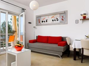 Beautiful Apartment for 3 Adults Next to the Beach