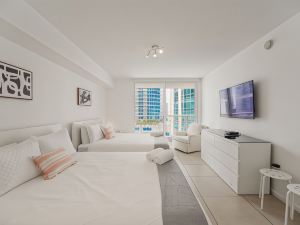 Luxury Stylish Condo with Pool Brickell