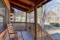 Er259- Country Charm Great Location, Close to Town 2 Bedroom Cabin by RedAwning