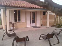 Chambres d'Hôtes Château Pierre de Montignac Hotels in Jau-Dignac-et-Loirac