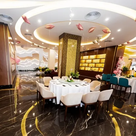 Diamond Hotel VAN DON Отели рядом с достопримечательностью «Bai Tu Long Bay»
